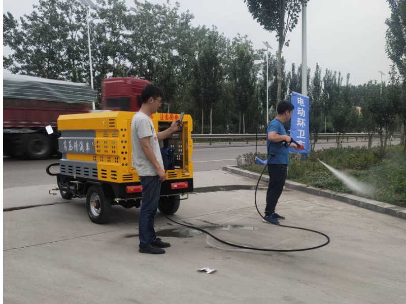 大兴旧宫疏通下水道，厕所服务